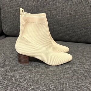 Cushionaire NEW Size 8.5m Stretch Fabric   Cream Ankle Boots